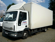 IVECO EuroCargo Zárt dobozos, emelőhátfallal szerelt bérelhető teherautó (75E17)