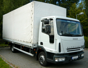 IVECO EuroCargo Plató-ponyvás, emelőhátfallal szerelt bérelhető teherautó (75E17)